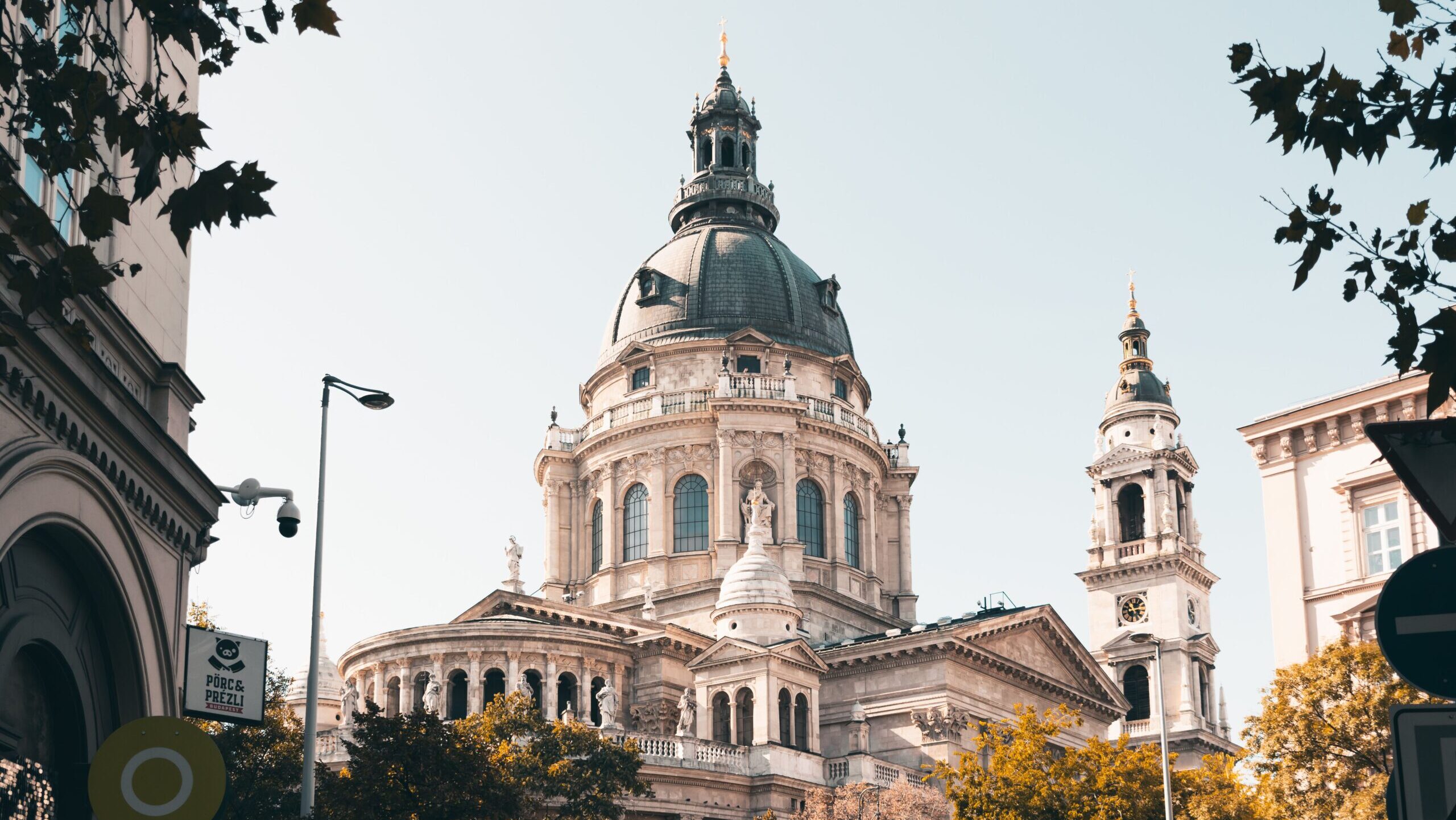 A stunning view of St. Stephen's Basilica in Budapest showcasing neoclassical architecture under clear skies.